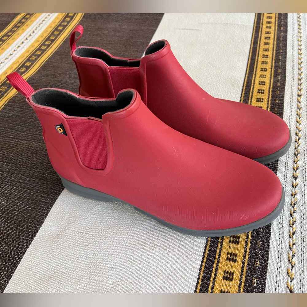 Bog’s Chelsea Boot - red, women’s size 9
